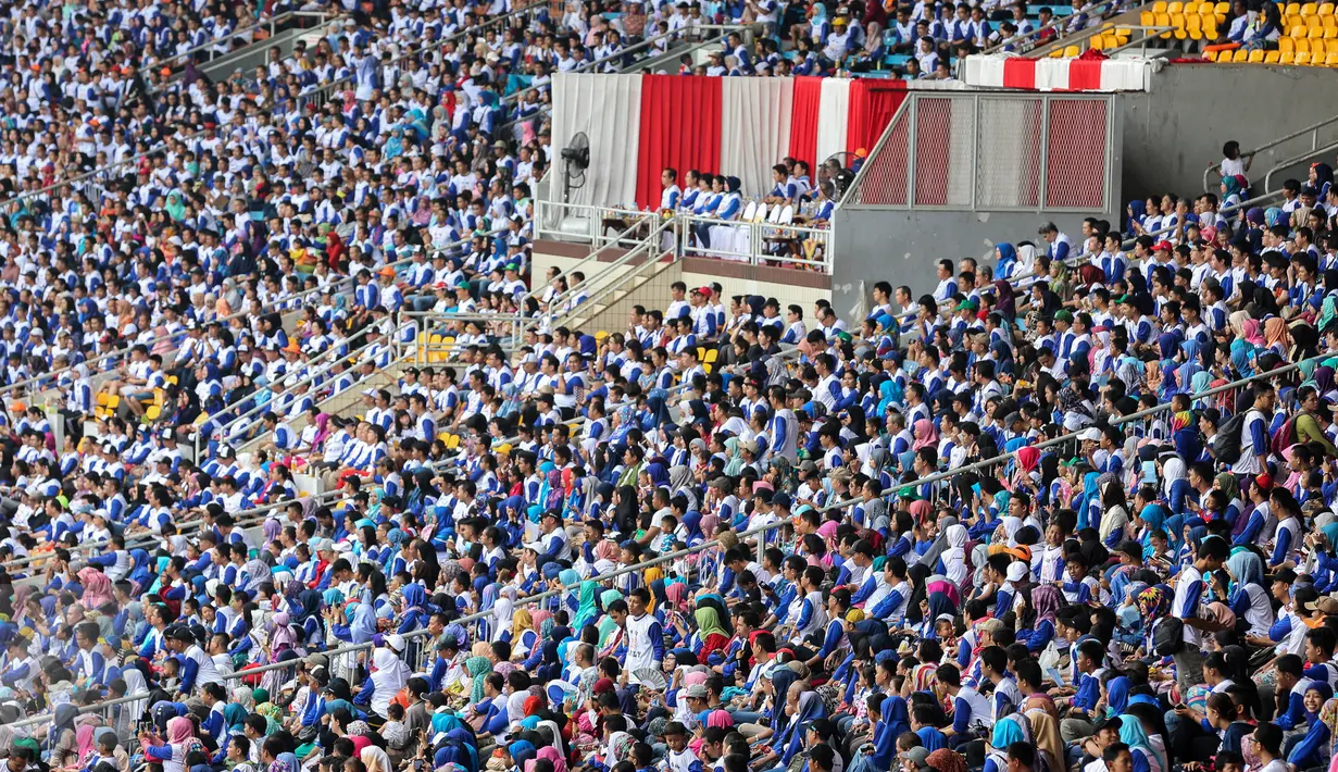 Sebanyak 20.000 karyawan PT. Panasonic Gobel Indonesia memadati kawasan SGBK) dalam rangka family gathering, Jakarta, Minggu (11/10/2015). Acara ini diawali dengan jalan sehat, yang dipimpin oleh bos Panasonic Rachmat Gobel. (Liputan6.com/Faizal Fanani