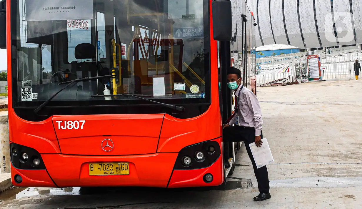 Sopir menaiki bus Transjakarta saat menunggu penumpang di Jakarta International Stadium (JIS) di Tanjung Priok, Selasa (1/3/2022). Mulai hari ini Transjakarta Non-BRT rute 14 yang melayani Jakarta International Stadium (JIS)-Senen resmi beroperasi.(Liputan6.com/Herman Zakharia)
