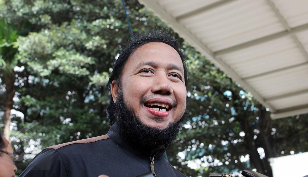 Ustad Haryono mendatangi Gedung KPK, Jakarta, Senin (8/6/2015). Haryono diperiksa sebagai saksi kasus dugaan pemerasan dalam pengadaan alat kesehatan di Pemprov Banten dengan tersangka Ratu Atut. (Liputan6.com/Helmi Afandi)