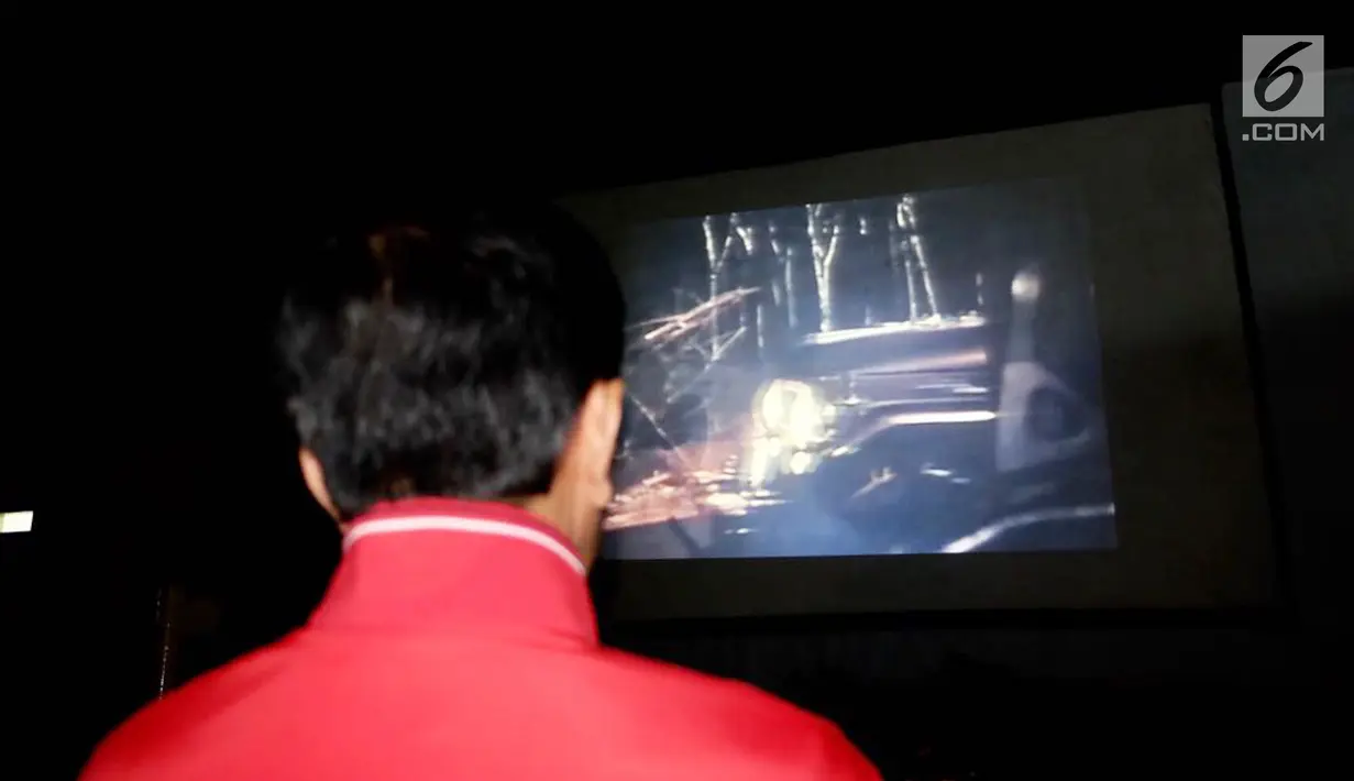 Presiden Joko Widodo saat nonton bareng film 'Pengkhianatan G30S/PKI' di Bogor (29/9). Bersama Korem dan ratusan warga presiden Jokowi menyaksikan film G 30S PKI secara full yang berdurasi kurang lebih empat jam. (Foto: Laily Rachev - Biro Pers Setpres)