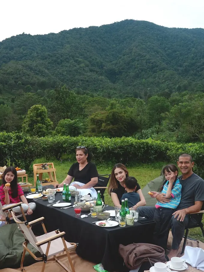Yasmine Wildblood Ajak Anak-anaknya Menyusuri Kebun Teh Gunung Mas (Instagram/@yaswildblood)