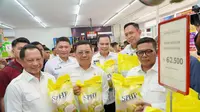 Mendagri Muhammad Tito Karnavian, Kepala Bapanas Arief Prasetyo Adi dan Direktur Utama Perum Bulog, Ahmad Rizal Ramdhani, meninjau langsung penyaluran beras SPHP di Kota Serang, Rabu (20/8/2025). (Dok Bulog)