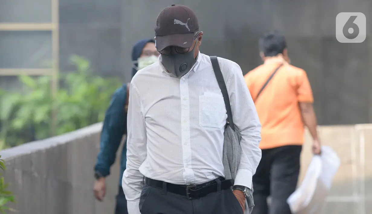 Direktur Produksi PT Dirgantara Indonesia (PTDI) 2015-2019, Arie Wibowo meninggalkan Gedung KPK usai menjalani pemeriksaan di Jakarta, Jumat (12/6/2020). Arie Wibowo diperiksa dalam kasus dugaan korupsi pengadaan dan pemesanan pesawat di lingkungan PTDI pada 2007-2017. (merdeka.com/Dwi Narwoko)