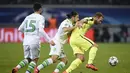 Striker Gent, Laurent Depoitre, mencoba melewati bek sayap Wolfsburg, Ricardo Rodriguez. Kekalahan di kandang membuat Gent kian sulit melangkah ke 1/4 final mengingat pada leg kedua mereka harus bertandang ke Jerman. (AFP/John Thys)
