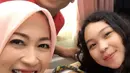 Sebagai suami, kesehariaannya ia juga yang mengurus keperluan istrinya. Seperti minum obat yang tidak boleh telat, makan hingga gantiin bajunya. Andi menambahkan, bahwa istrinya sering tidak memiliki nafsu makan. (Instagram/irensukardi)