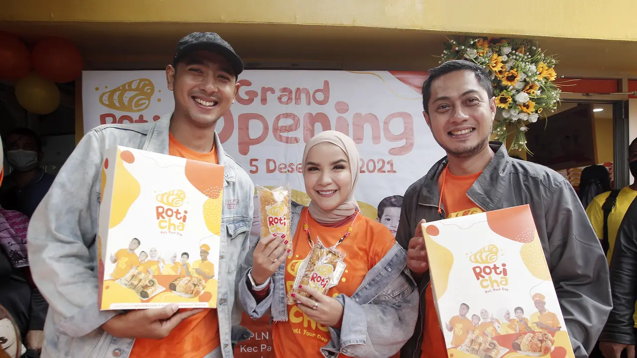 Arya Saloka dalam Grand Opening Roti Cha di kawasan Duren Tiga, Jakarta Selatan.