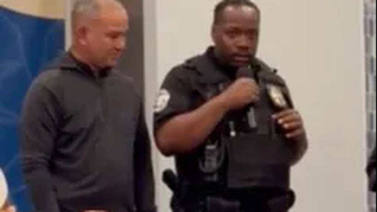 Seperti melansir dari video unggahannya pada akun TikTok @king.uyakuya, tiba-tiba datang pria berseragam polisi Amerika. Ia masuk ke dalam masjid untuk dibantu menjadi seorang muslim.<br>