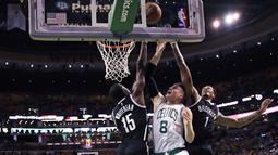 Pemain Boston Celtics, Jonas Jerebko (tengah) dihimpit dua pemain Brooklyn Nets pada laga NBA preseason basketball game, Boston, Selasa (18/10/2016) WIB. Celtics menang atas Nets 120-99. (AP/Charles Krupa)