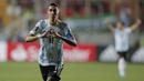 Argentina mengejutkan tuan rumah Cile dengan unggul 1-0 di menit ke-9 melalui gol Angel Di Maria. Tembakan melengkung kaki kirinya dari luar kotak penalti yang mengarah ke pojok kanan gawang tidak mampu dijangkau kiper Cile Claudio Bravo. (AP/Pool/Javier Torres)