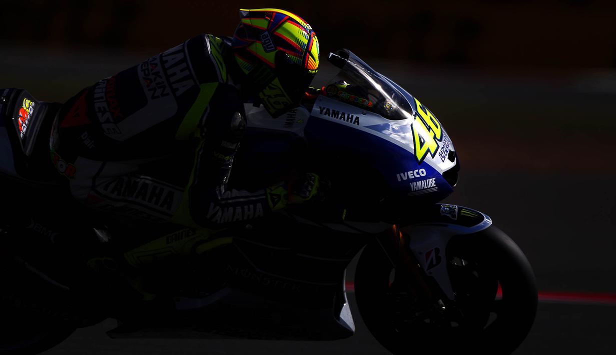 Meskipun kerap berganti warna karena pindah tim, namun Valentino Rossi tetap menampilkan warna kuning stabilo sebagai ciri khas. (EPA/Kerim Okten)