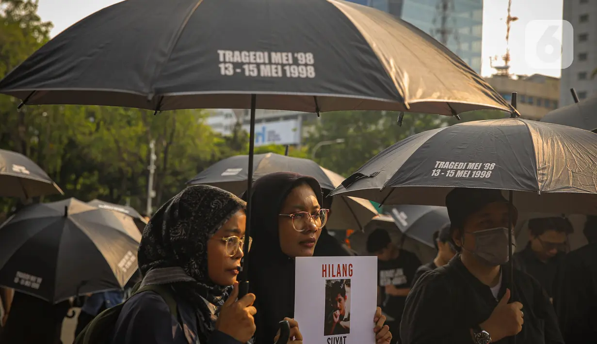 Para aktivis dan pegiat serta korban pelanggaran Hak Asasi Manusia (HAM) mengikuti aksi Kamisan ke-837 di depan Istana Negara, Kamis (24/10/2024). (Liputan6.com/Angga Yuniar)