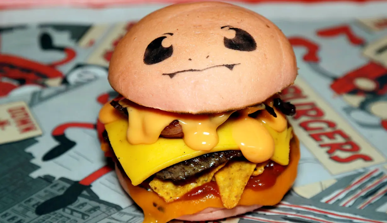 Sebuah burger 'Pokeburg' dengan nama 'Chugmander' yang terinspirasi dari karakter game fenomena Pokemon Go diperlihatkan di restoran Down N 'Out Burger, Sydney, Australia, (26/8). (REUTERS/Jason Reed)