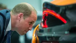 Pangeran William melihat mobil McLaren 720S yang sedang dirakit di McLaren Automotive Production Center di Woking (12/9). McLaren 720S ini masuk jajaran mobil terbaik yang pernah diciptakan McLaren. (AFP Photo/Pool/Chris J Ratcliffe)