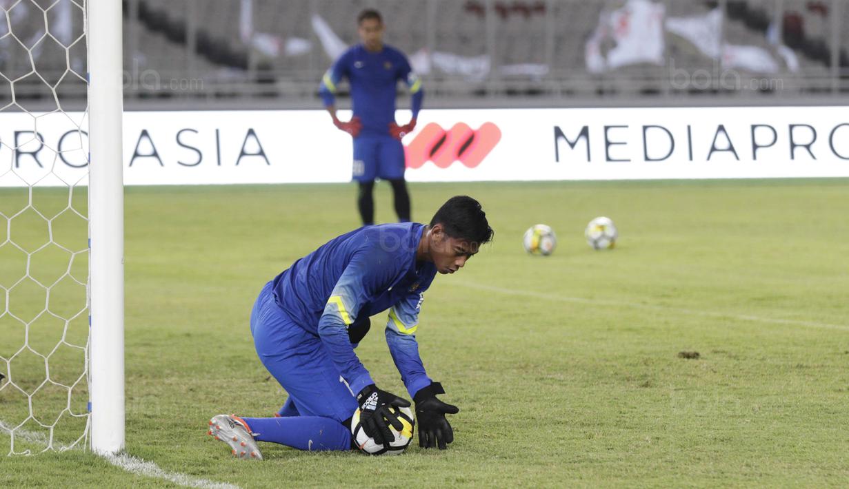 Kiper Timnas Indonesia, Satria Tama, menangkap bola saat latihan di SUGBK, Jakarta, Sabtu (13/1/2018). Timnas Indonesia menggelar latihan terakhir sebelum laga persahabatan melawan Islandia. (Bola.com/Vitalis Yogi Trisna)