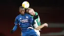 Pemain Arsenal Nicolas Pepe (kiri) dan pemain Rapid Wien Mario Sonnleitner melakukan sundulan pada pertandingan Grup B Liga Europa di Emirates Stadium, London, Inggris, Kamis (3/12/2020). Arsenal menyegel status juara Grup B Liga Europa usai menaklukkan Rapid Wien 4-1. (AP Photo/Frank Augstein)