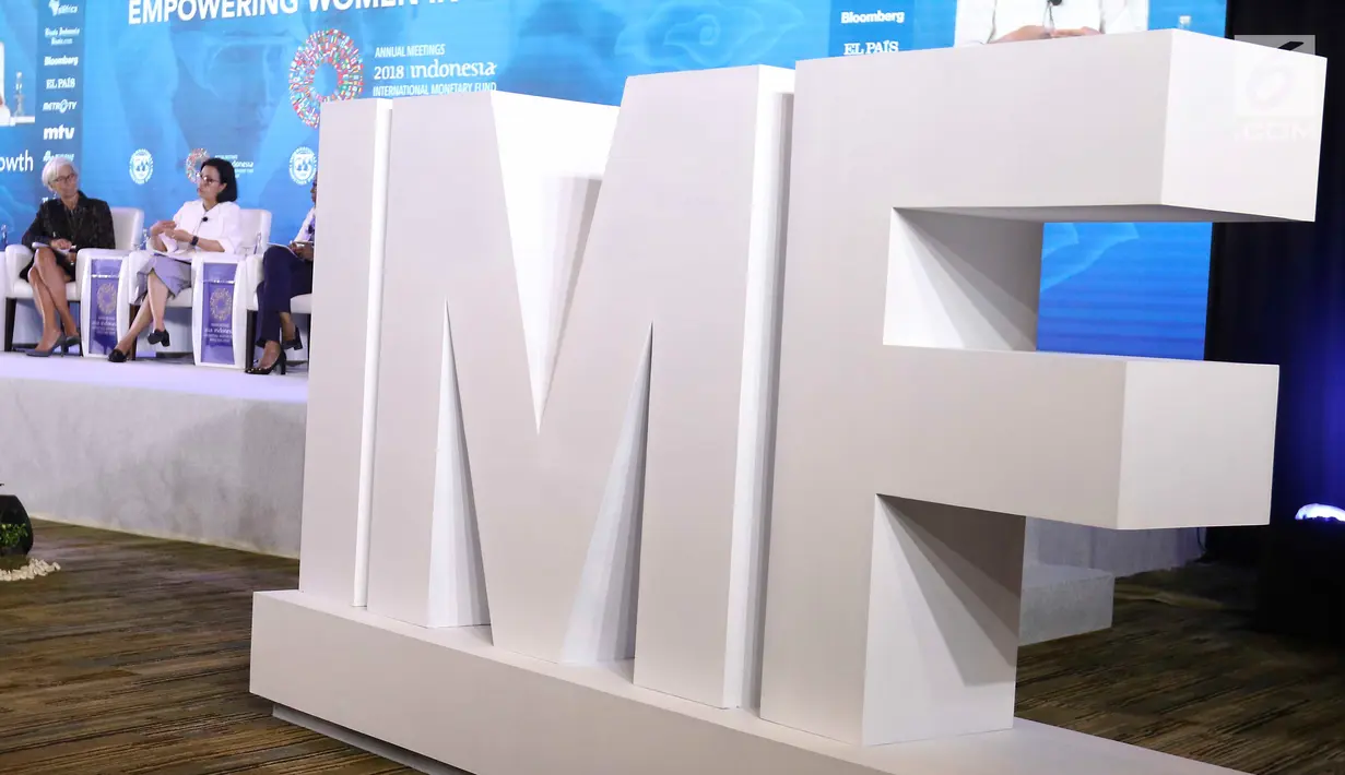 Menkeu Sri Mulyani (tengah) dan Managing Director IMF Christine Lagarde (kiri) saat menjadi pembicara dalam pertemuan tahunan IMF-Bank Dunia 2018 di Bali, Selasa (9/10). Pertemuan bertema 'Empowering Women In The Workplace'. (Liputan6.com/Angga Yuniar)