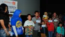 Sejumlah peserta Cinemaholic cilik mendapatkan doorprice  dari Primagama saat nonton bareng di Blitz Megaplek, Jakarta, Sabtu (21/5/2016). Cinemaholic dan Primagama gelar nonton bareng film X-Men Apocalypse. (Liputan6.com/Yoppy Renato)