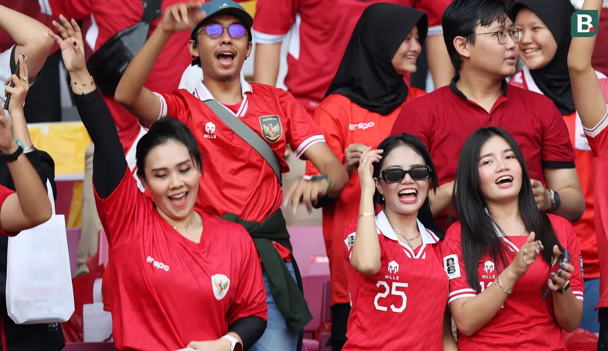 Suporter wanita bernyanyi saat Timnas Indonesia menghadapi Irak pada laga Grup F putaran kedua Kualifikasi Piala Dunia 2026 zona Asia di Stadion Utama Gelora Bung Karno (SUGBK), Senayan, Jakarta, Kamis (6/6/2024). (Bola.com/M Iqbal Ichsan)