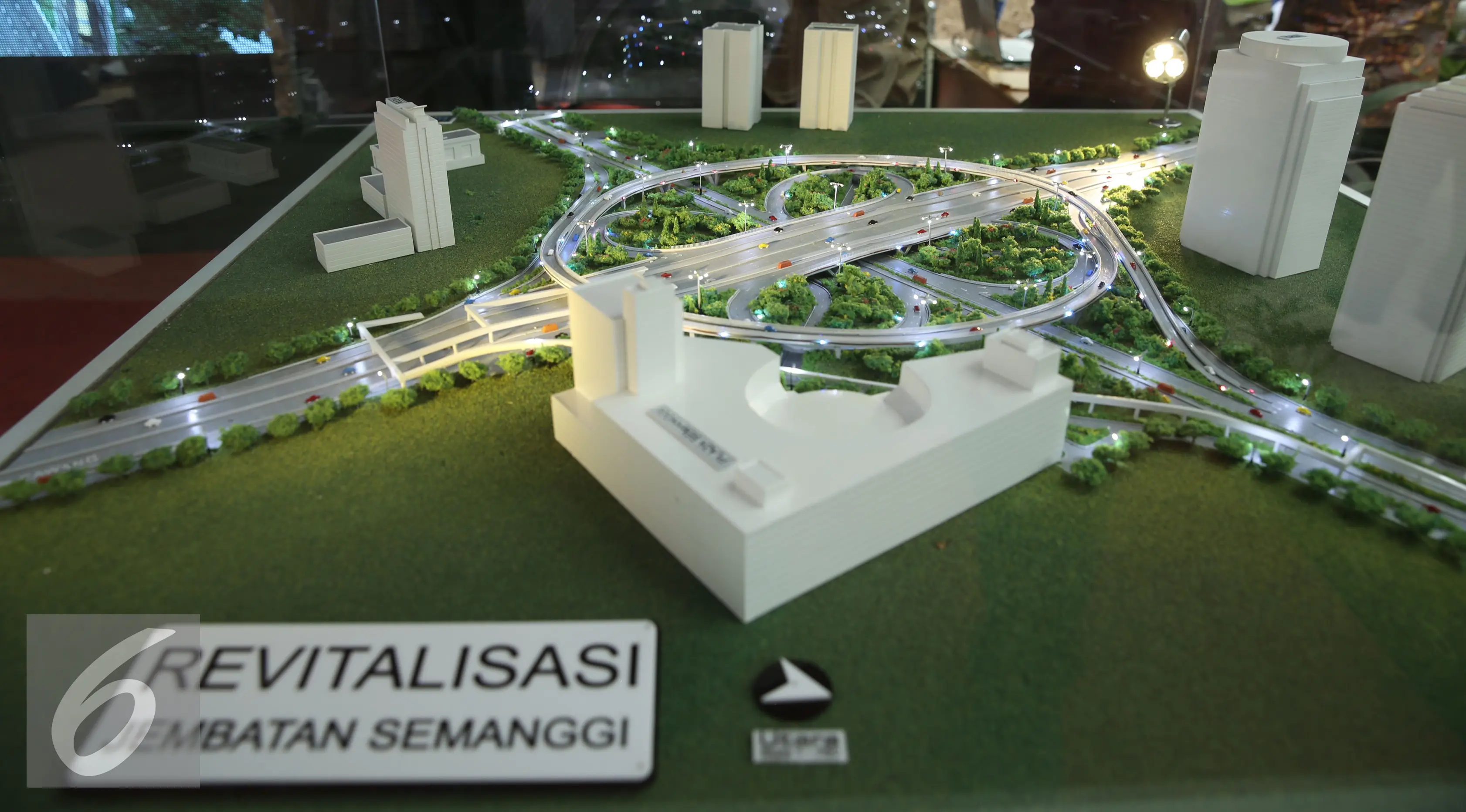 Tampak Maket plan Revitalisasi Jembatan Semanggi, Jakarta, Jumat (8/4). Direncanakan, pembangunan jalan layang Semanggi ini membutuhkan waktu 18 bulan. (Liputan6.com/Faizal Fanani)