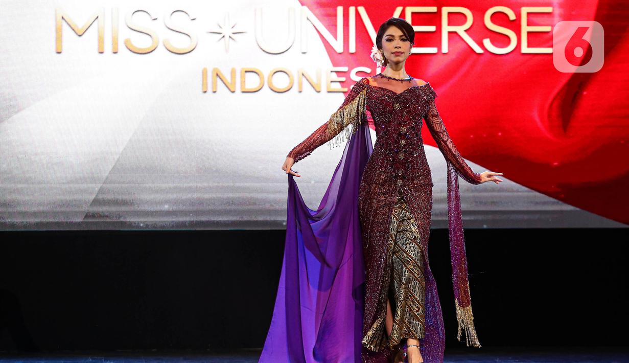 Miss Universe Indonesia 2024 Clara Shafira Krebs saat memeragakan salah satu koleksi busana sebelum memberikan keterangan terkait keberangkatannya ke ajang Miss Universe 2024, Gedung Kesenian Jakarta, Jakarta Pusat, Sabtu (26/10/2024). (Liputan6.com/Angga Yuniar)