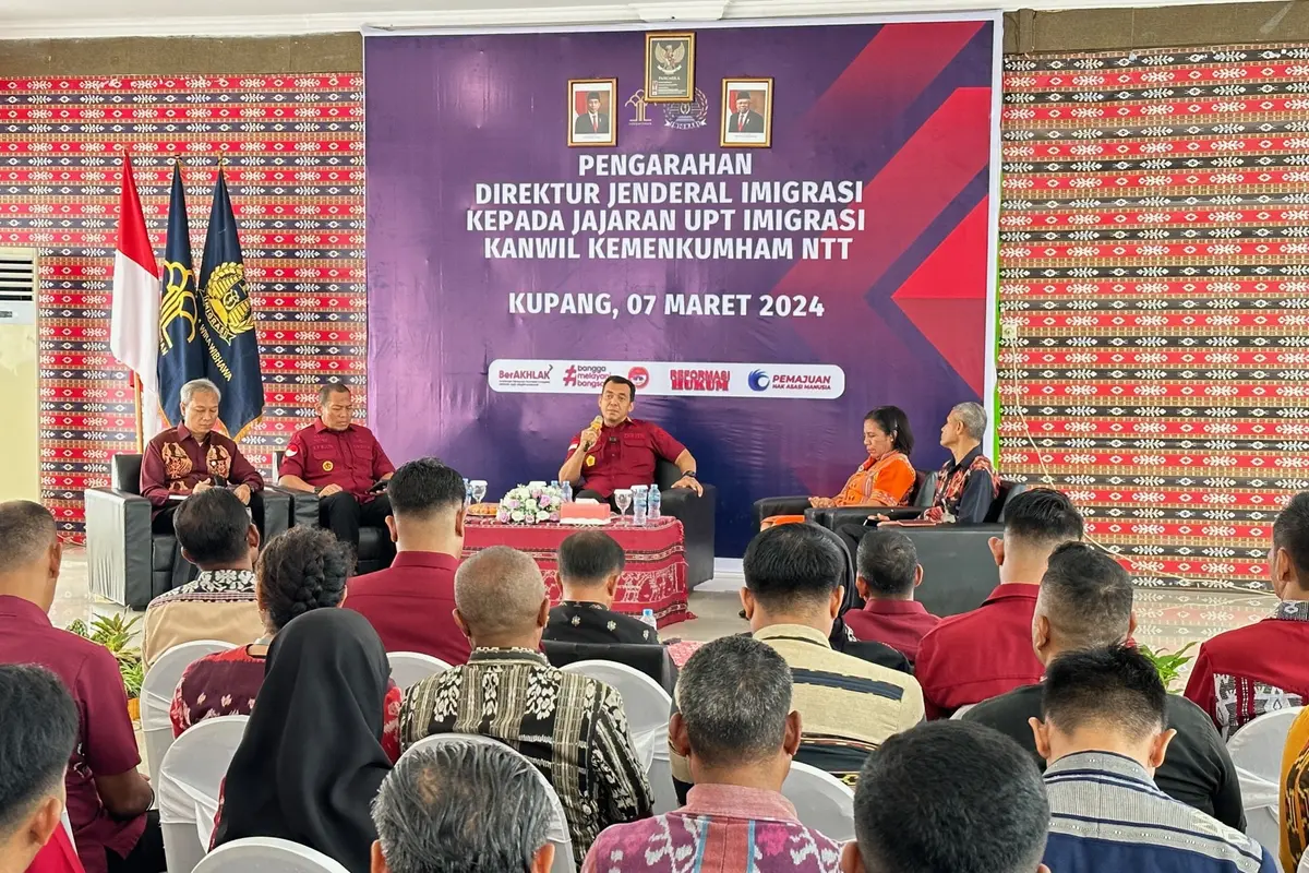 Direktur Jenderal (Dirjen) Imigrasi Silmy Karim melakukan kunjungan kerja ke Kantor Imigrasi (Kanim) Kelas I TPI Kupang, Nusa Tenggara Timur (NTT). (Liputan6.com/Nanda Perdana Putra)