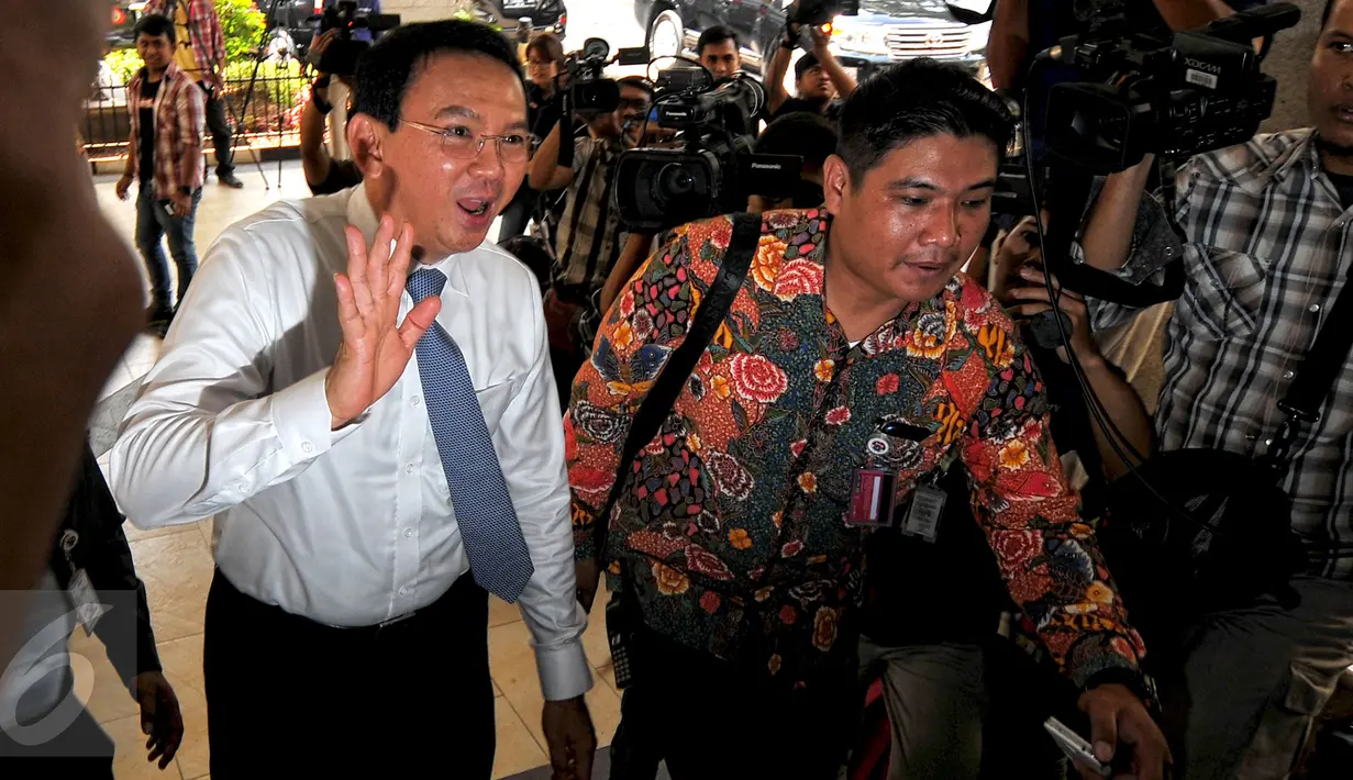 Gubernur DKI Jakarta, Basuki Tjahaja Purnama tiba di Bareskrim Mabes Polri, Jakarta, Rabu (29/7). Ahok diperiksa sebagai saksi terkait dugaan korupsi pengadaan UPS untuk tersangka Alex Usman dan Zaenal Soleman. (Liputan6.com/Yoppy Renato)