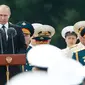 Presiden Rusia Vladimir Putin memberi sambutan saat perayaan Hari Angkatan Laut di St.Petersburg, Rusia, Minggu (30/7). Sebanyak 50 kapal perang dan kapal selam unjuk gigi di Sungai Neva dan Teluk Filandia. (AP/Alexander Zemlianichenko)