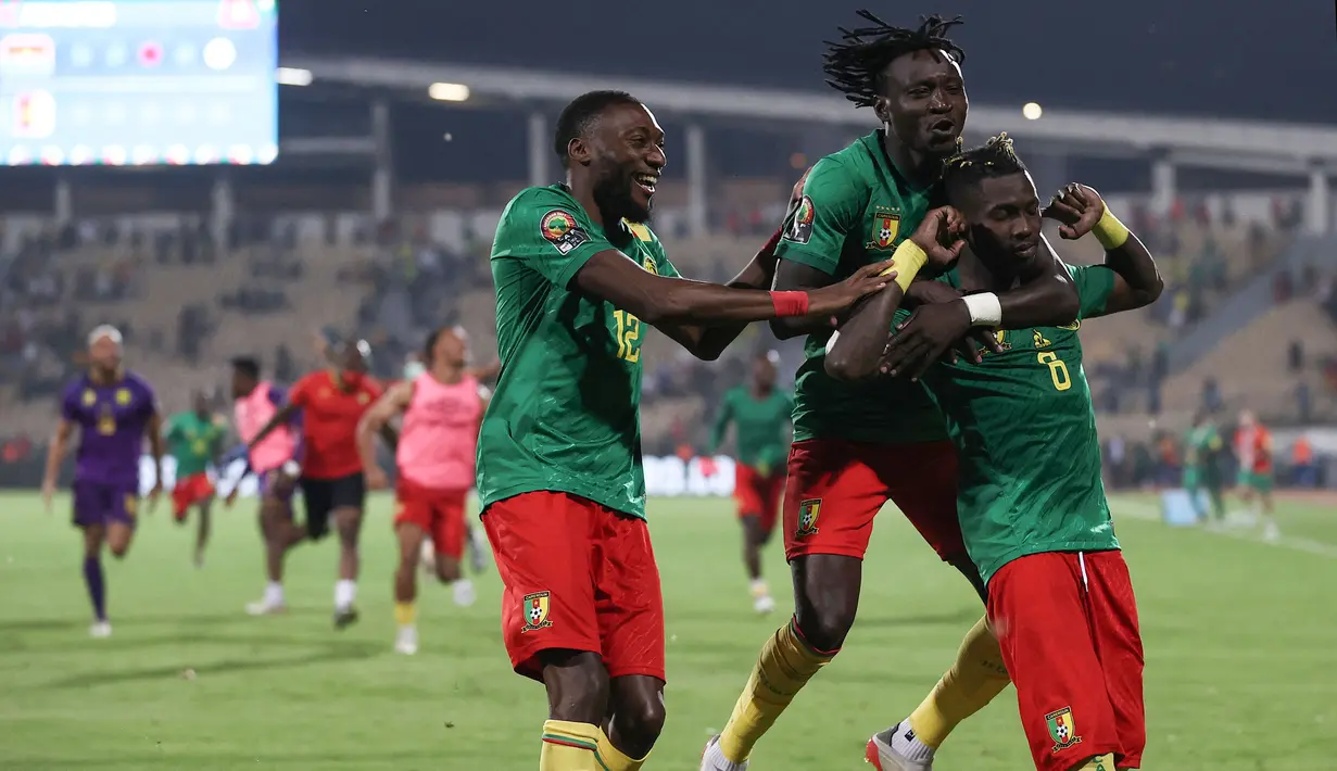 Kamerun akhirnya merebut peringkat ketiga usai menang babak tos-tosan dengan skor 5-3. Semua penendang Kamerun berhasil menunaikan tugasnya, sementara satu dari empat penendang Burkina Faso gagal, yakni Ibrahim Blati Toure. (AFP/Kenzo Tribouillard)