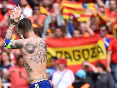 Bek Spanyol Sergio Ramos menyambut fans setelah kemenangan mereka saat pertandingan sepak bola Euro 2016 antara Spanyol dan Republik Ceko di Stadion Municipal di Toulouse (13/06/2016). (AFP PHOTO / Rémy GABALDA)