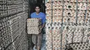 Aktivitas pekerja  di salah satu agen  telur ayam di Jakarta, Selasa (14/3/2023). Kenaikan sejumlah harga komoditas pangan salah satunya telur ayam merupakan kondisi yang terjadi setiap tahunnya atau menjelang Hari Besar Keagamaan dan Nasional (HBKN). (merdeka.com/Iqbal S Nugroho)