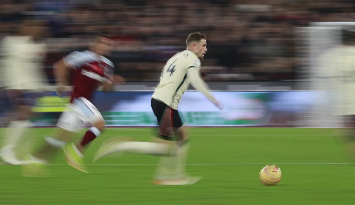 Gelandang Liverpool, Jordan Henderson membawa bola saat bertanding melawan West Ham United  pada pertandingan lanjutan Liga Inggris di stadion London (8/11/2021). Kemenangan atas Liverpool membuat West Ham berhasil masuk ke tiga besar klasemen sementara Liga Inggris. (AP Photo/Ian Walton)