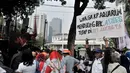 Massa yang tergabung dalam JRMK dan Sebaja menggelar aksi di depan Balai Kota, Jakarta, Senin (23/7).Dalam aksinya, massa menuntut Anies Baswedan melunasi janjinya untuk tetap menjadi Gubernur DKI Jakarta selama lima tahun. (Merdeka.com/Iqbal S. Nugroho)