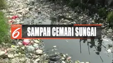 Sejumlah aktivis dan relawan temukan sampah popok bayi di Sungai Brantas, Gresik, Jawa Timur.
