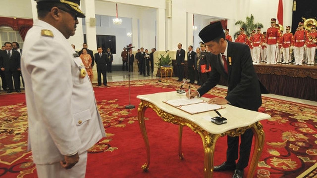 Dilantik jadi Gubernur Banten, Rano Karno acungkan jempol