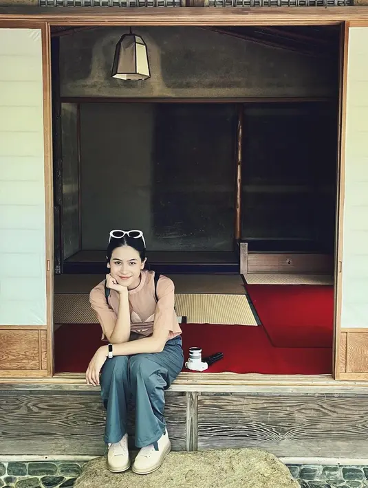 Sedangkan kali ini Maudy Ayunda tampil berpose duduk. Ia mengenakan t-shirt cokelat dengan celana panjang biru. Maudy menambahkan sentuhan dari backpack dan sunglasses layaknya seorang turis. Foto: Instagram.