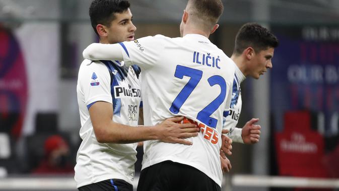Bek Atalanta, Cristian Romero (kiri) berselebrasi usai mencetak gol ke gawang AC Milan pada pertandingan lanjutan Liga Serie A Italia di Stadion San Siro, Minggu (24/1/2021). Posisi AC Milan di puncak klasemen makin terancam yang hanya berjarak 2 poin dari Inter Milan. (AP Photo/Antonio Calanni)