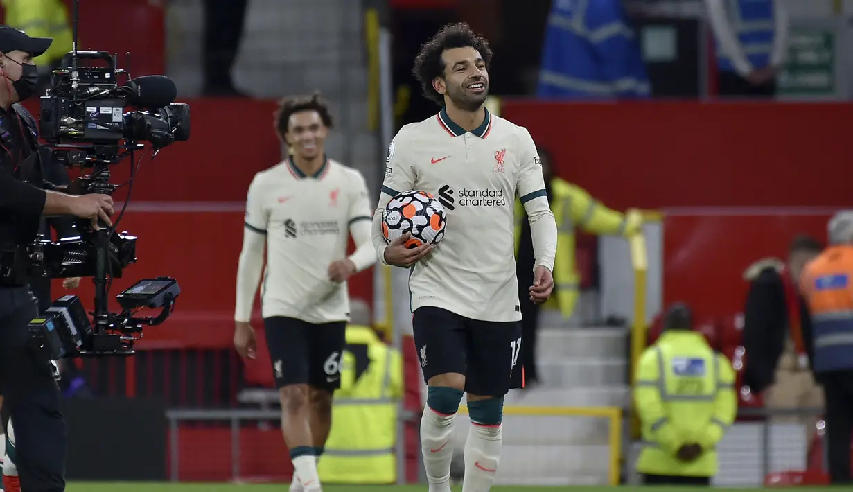 Mohamed Salah. Tiga gol dan satu assist dicetaknya saat Liverpool mengalahkan Manchester United 5-0 di Old Trafford. Total telah mencetak 10 gol dan 5 assist musim ini. Lima musim berseragam The Reds, ia telah mencetak 140 gol dan 52 assist dari total 215 laga. (AP/Rui Vieira)