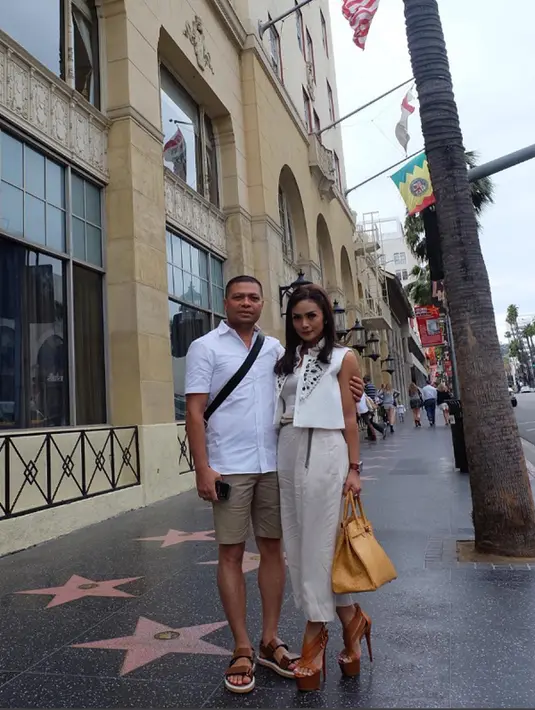 KD dan Raul menyempatkan diri untuk jalan-jalan di Rodeo Drive, Beverly Hills, tempat gerai merek-merek mahal berada. (instagram.com/krisdayantilemos)