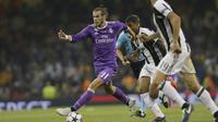 Pemain Real Madrid, Gareth Bale (kiri) saat melawan Juventus pada laga final Liga Champions di  Millennium Stadium, Cardiff, Wales, (3/6/2017). (AP/Tim Ireland)