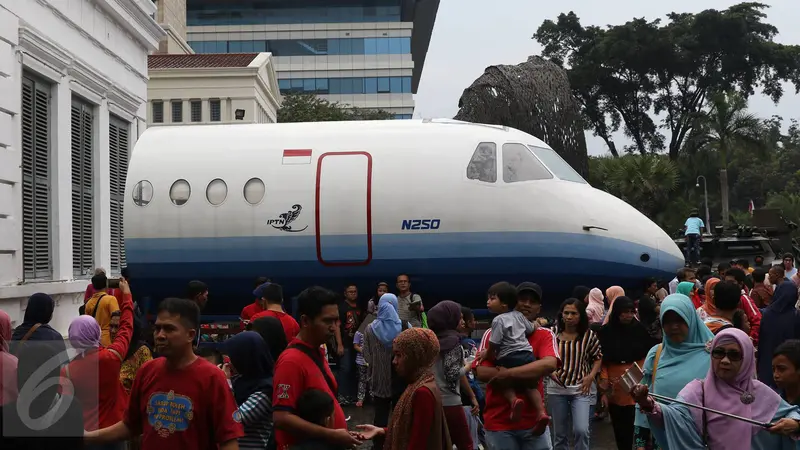 20160814-Pesawat N250 dan Panser Anoa Karya Anak Bangsa Sedot Perhatian Pengunjung di Habibie Festival