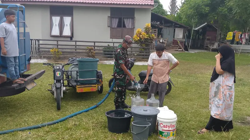 Penyaluran air bersih ke warga terdampak kekeringan di Aceh Besar. (Istimewa)