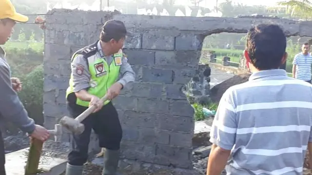 Warga membongkar tembok yang sebelumnya memblokir jalan antara desa Sindupaten-Rejosari, Wonosobo. (Foto: Liputan6.com/Polsek Kertek/Muhamad Ridlo)