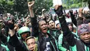 Pengemudi GrabBike berunjukrasa di depan kantor pusat Grab Indonesia, Gedung Lippo Kuningan, Jakarta Selatan, Rabu (19/9). Para pengemudi ojek online itu menuntut soal tarif yang diturunkan oleh aplikator Grab Indonesia. (Liputan6.com/Immanuel Antonius)