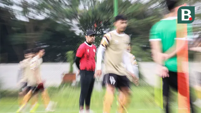 Foto: Tegas! Gaya Nil Maizar Pimpin Latihan Perdana Dewa United di Tengah Bulan Ramadhan
