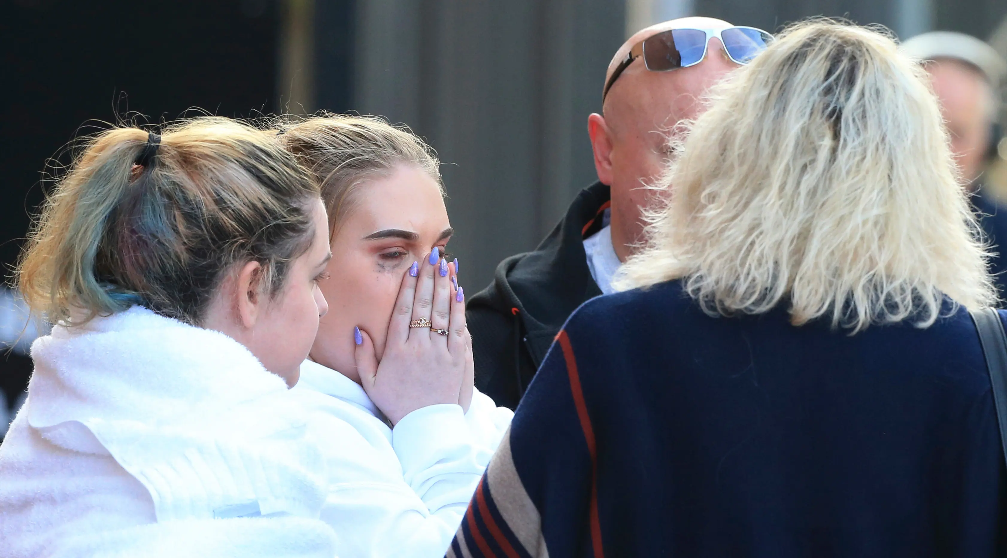 Sejumlah penggemar Ariana Grande bereaksi usai ledakan yang terjadi saat konser Ariana Grande di Manchester, Inggris (23/5). Setidaknya 19 orang tewas dalam ledakan yang terjadi tepat setelah konser Ariana Grande berakhir. (AP Photo/Rui Vieira)