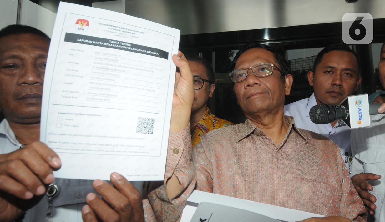 Menko Polhukam, Mahfud Md menunjukkan tanda terima Laporan Harta Kekayaan Penyelenggara Negara (LHKPN) di Gedung KPK, Jakarta, Senin (2/12/2019). Diberitakan sebelumnya, KPK mengimbau para menteri untuk melaporkan kekayaan mereka ke KPK. (merdeka.com/Dwi Narwoko)