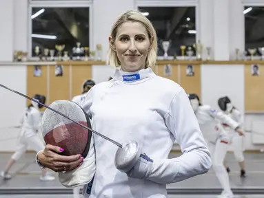 Atlet anggar asal Polandia, Magdalena Piekarska-Twardochel merupakan salah satu atlet inspiratif yang akan berlaga di Olimpiade Tokyo 2020. Ia merupakan penyitas kanker tiga tahun lalu dan saat ini dirinya akan berjuang untuk dapatkan medali emas. (Foto: AFP/Wojtek Radwanski)