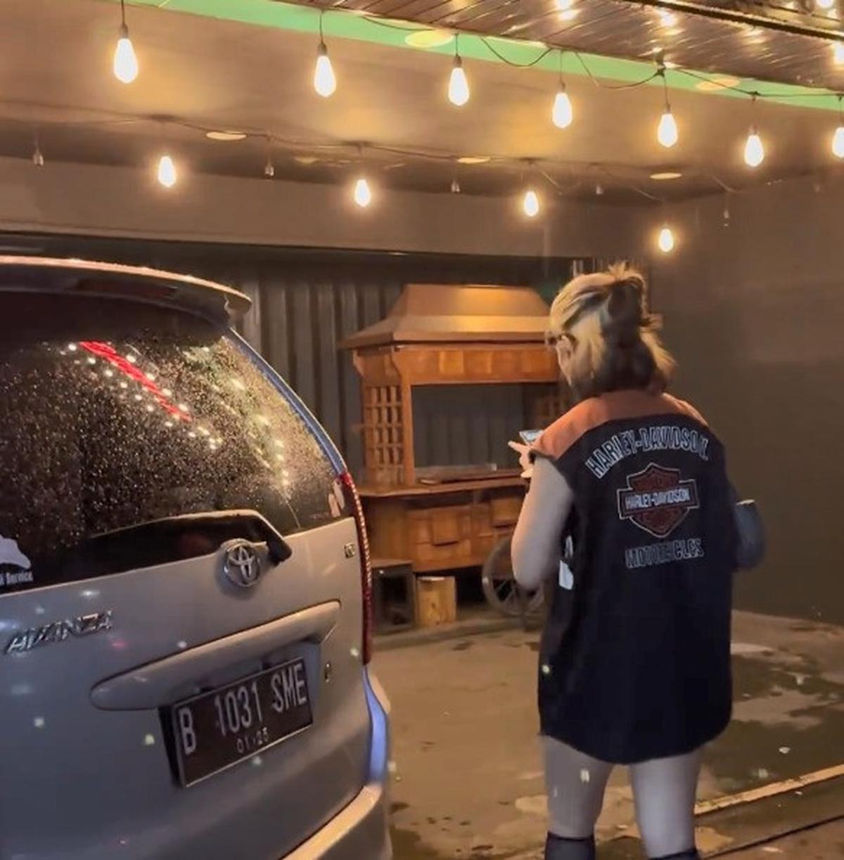 Momen Feni Rose Nonton Anaknya Manggung di Cafe, Duduk Sebelahan bak Bestie