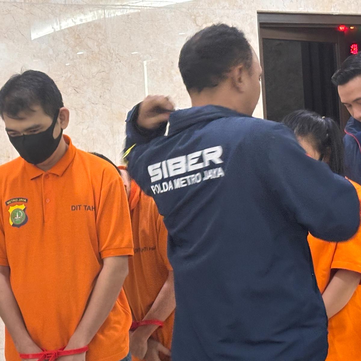 Pelaku penipuan online