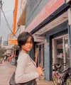 Fuji pernah memotong rambutnya sangat pendek dalam gaya pixie. Dengan gaya boyish seperti ini pun, Fuji masih terlihat memesona. Foto: Instagram.